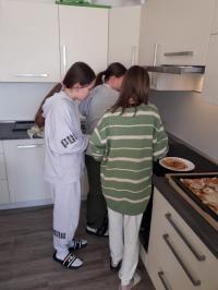 Příprava pokrmů - vaření ve cvičné kuchyňce